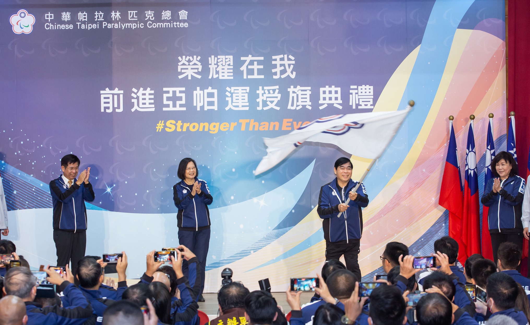 (圖)Deputy delegation leader Chang Lei-ming (2nd from right) waved the flag as Taiwan’s 4th Hangzhou Asian Para Games delegation prepared to depart.